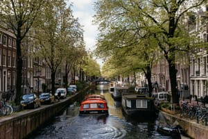 Mehr als Amsterdam Grachtenfahrt & Coffee Shop: Wie eine Stadt gegen Overtourism kämpft